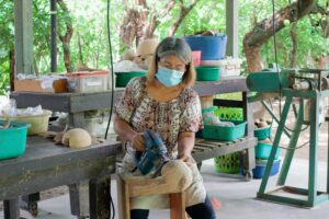 MUJER TRABAJANDO JICARO